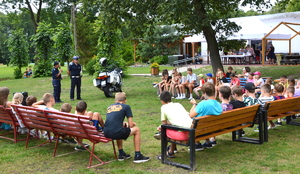 policjanci prowadzący prelekcje obok siedzą dzieci