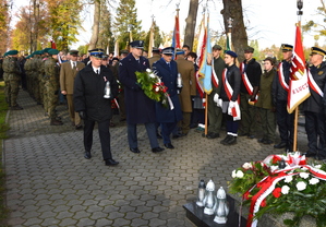 komendant składający kwiaty i znicze pod pomnikiem żołnierza Polskiego