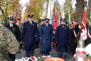 komendant składający kwiaty i znicze pod pomnikiem żołnierza Polskiego