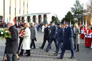 komendant w obecności innych przedstawicieli służb mundurowych składających kwiaty pod pomnikiem Jana Pawła II
