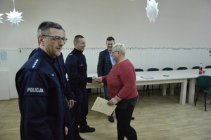 policjanci wręczający dyplomy