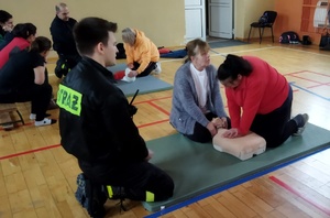 uczestniczki kursy podczas szkolenia z udzielania pierwszej pomocy