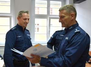 kluczborski policjant przyjmujący gratulacje od zastępcy Komendanta Wojewódzkiego