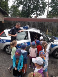 dzieci z policjantami