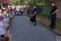 policjanci z psem, uczestnicy festynu