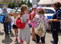 Policjantka prowadząca pogadankę z dziećmi