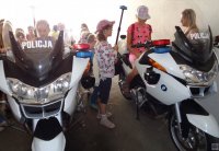 Dzieci siedzące na motocyklach służbowych