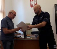 I Zastępca Komendanta Powiatowego Policji w Kluczborku gratuluje panu Bogdanowi Napierajowi.
