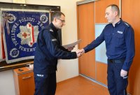 zdobywca pierwszego miejsca przyjmuje gratulacje od komendanta kluczborskiej policji