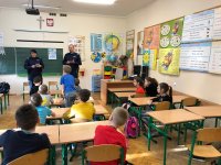 policjancina spotkaniu z dziećmi w szkole