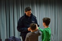 policjant na spotkaniu z dziećmi w ramach akcji Bezpieczne ferie 2020