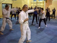 kobiety ćwiczące na kursie w pierwszym planie instruktor aikido