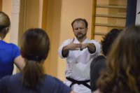 kobiety ćwiczące na kursie w pierwszym planie instruktor aikido