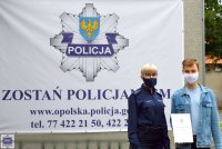 policjantka wręczająca dyplom