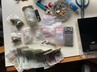 narkotyki oraz pieniądze w banknotach leżące na stole