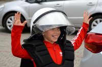 dziecko mające na sobie ubrane sprzęt policyjny służący podczas zabezpieczeń masowych imprez