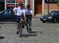 policjanci na rowerach patrolujący miasto