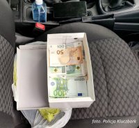 pieniądze leżące w pudełku na siedzeniu samochodu