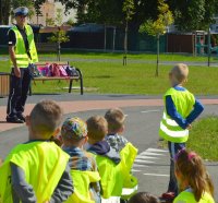 policjant ruchu drogowego prowadzący spotkanie z dziećmi