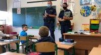 policjanci na spotkaniu z dziećmi w szkole