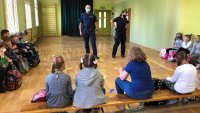policjanci na spotkaniu z dziećmi w szkole