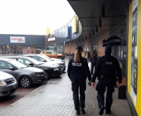 policjanci patrolujący teren galerii handlowej