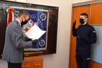 komendant kluczborskiej policji odczytuje słowa roty w tle sztandar kluczborskiej policji