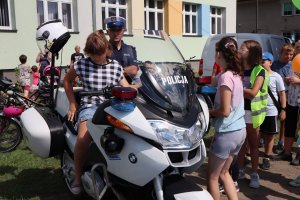 policjant stojący przy policyjnym motocyklu
