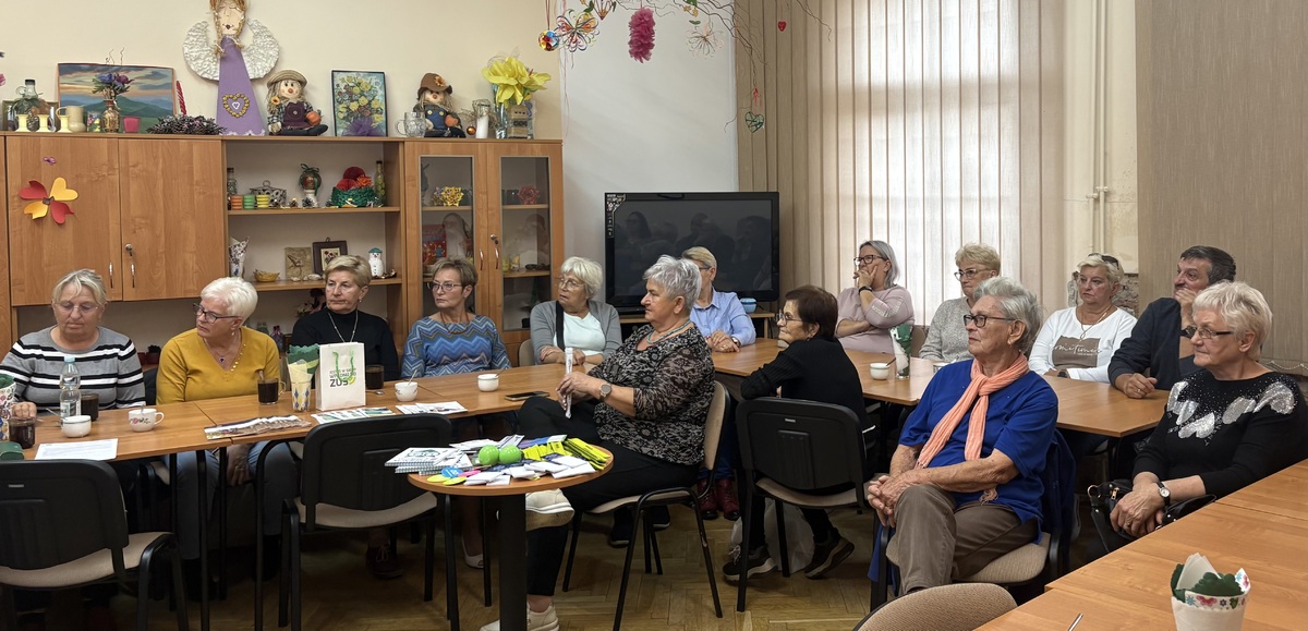 zdjęcie: kluczborksi policjant podczas spotkania z seniorami