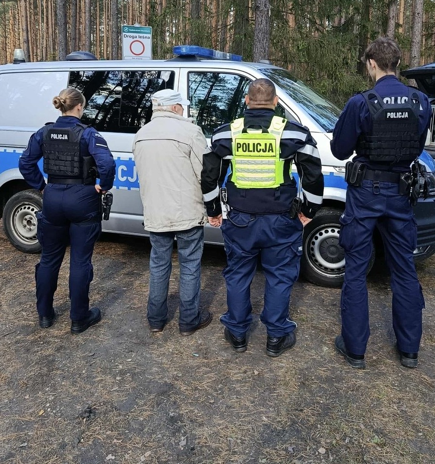 zdjęcie: policjanci z odnalezionym seniorem