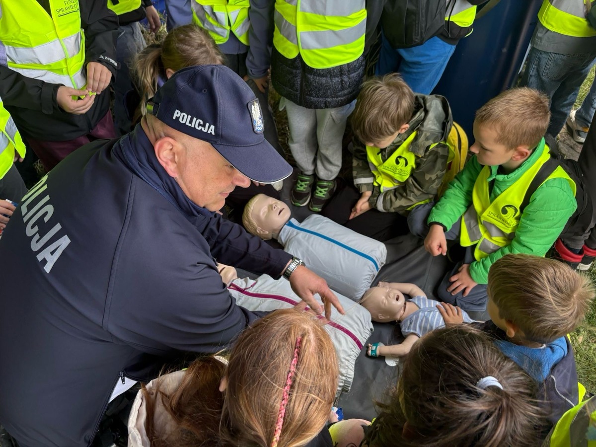 zdjęcie: policjant i dzieci podczas pikniku