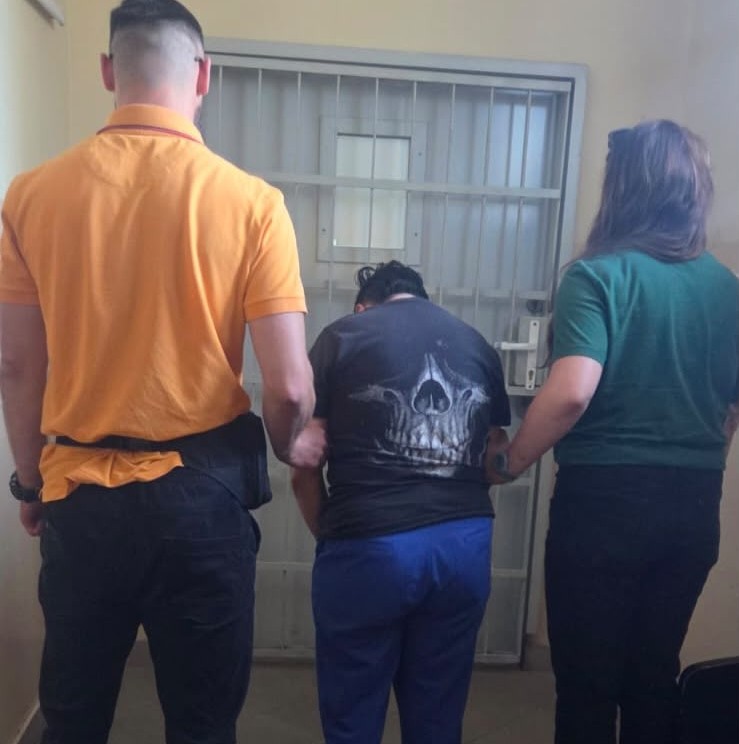 zdjęcie: policjanci z zatrzymaną kobietą