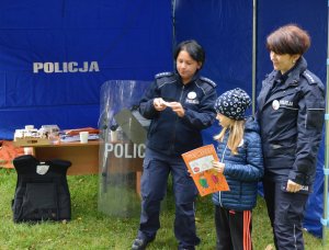 policjantki z dzieckiem pozujący do zdjęcia