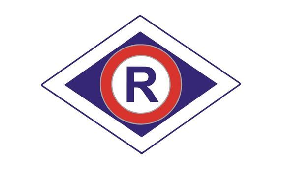 znak ruchu drogowego litera r w rąbie