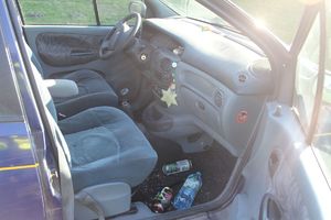 wnętrze samochodu, w srodku puszki po piwie oraz butelka po wodzie
