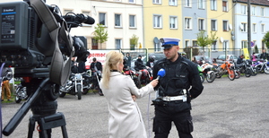 policjant udzielający wywiadu do telewizji
