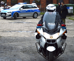 policjant jadący motocyklem
