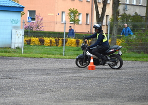 instruktor jadący motocyklem