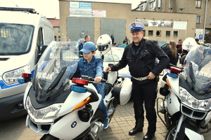 policjant stojący przy motocyklu