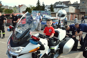 dziecko siedzące na motocyklu policyjnym