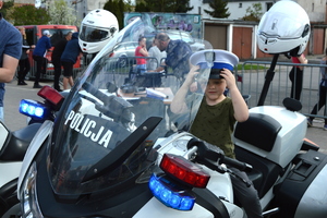 dziecko siedzące na motocyklu