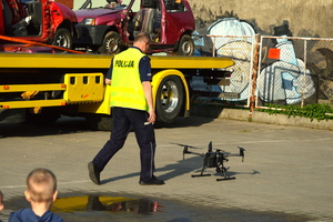 policjant obsługujący drona