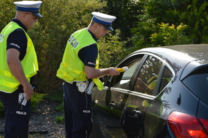 policjanci podczas kontroli samochodu