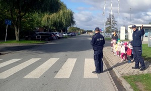 policjant na przejściu dla pieszych