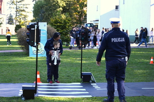 policjanci prowadzący spotkanie w miasteczku ruchu drogowego