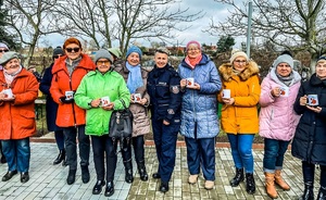 policjantka w otoczeniu kilku seniorek