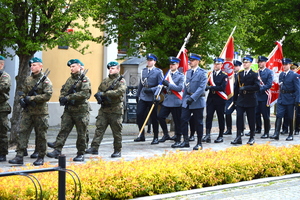 trzech policjantów w poczcie sztandarowym