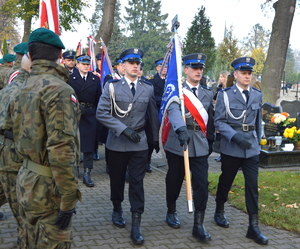 policjanci w poczcie sztandarowym