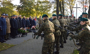 salwa honorowa prezentowana przez żołnierzy Wojska Polskiego