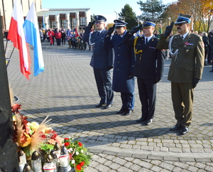 komendanci służb mundurowych oddając honor pod pomnikiem św. Jana Pawła II